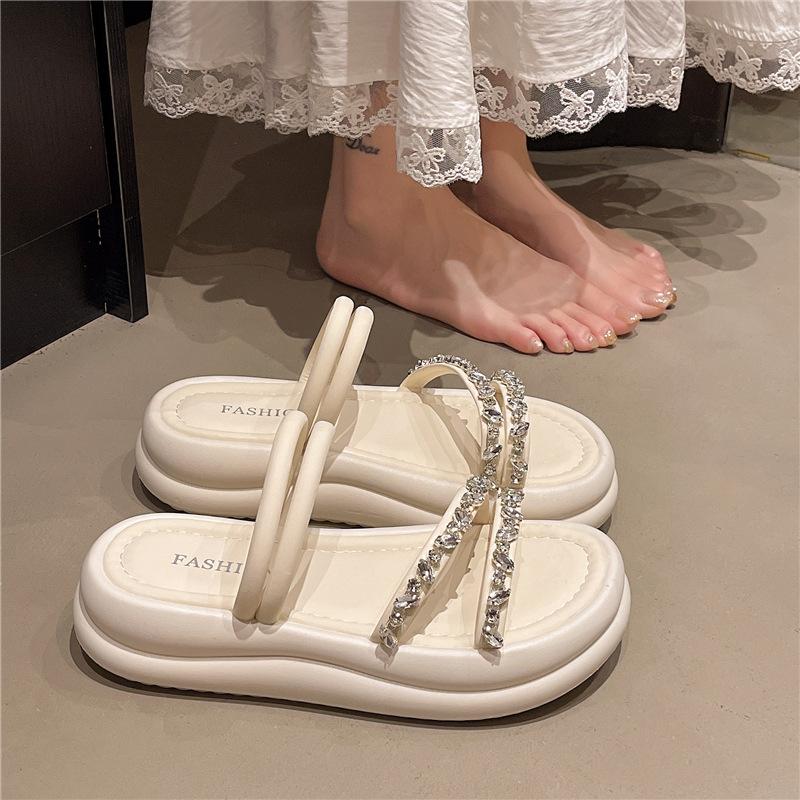 Dicksohlige auf Scheiße treten fühlt sich zwei tragen coole Slipper Damen 2025 Sommer neu dünnriemig Strass Ein-Wort-Schlappen Römerwind Strandschuhe