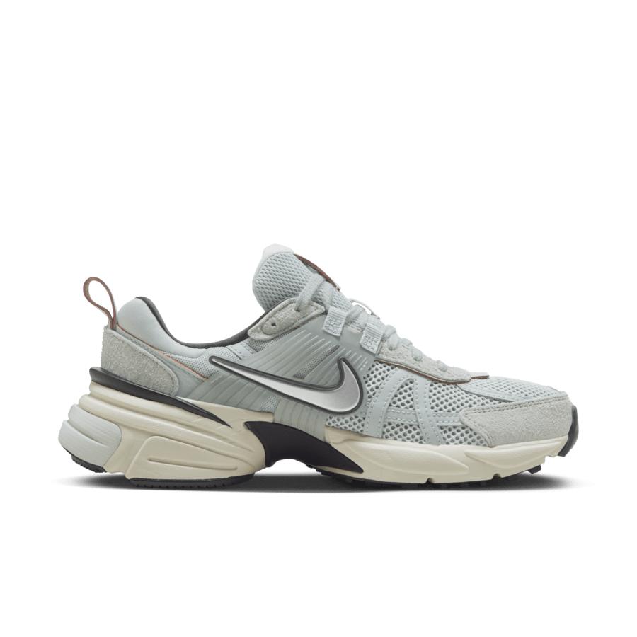Nike נעלי סניקרס לנשים V2K Run Light Pumic Black Chrome FN6703-003
