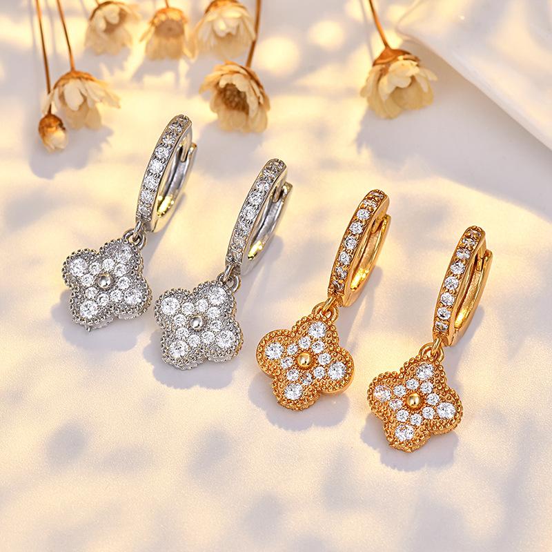 Golden Four-leaf Clover Earrings for Women, Sophisticated, Light Luxury Stud Earrings, Exquisite and Elegant Earrings