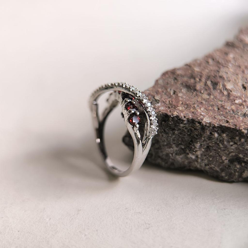 Silberring mit natürlichem Granat 1,125 ct, Zirkonia, Gewicht des Artikels 3,15 g (2191407)