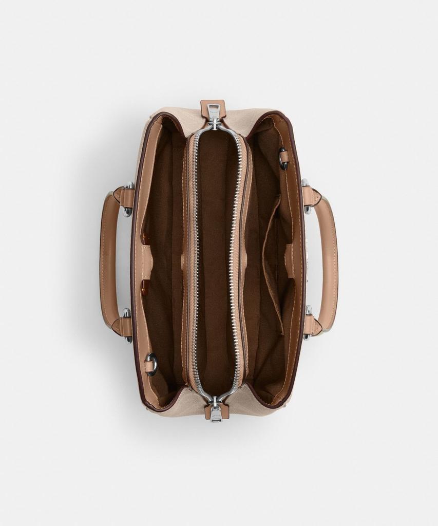 COACH OUTLET תיק נשיאה קטן Savanna - בד Signature בז'