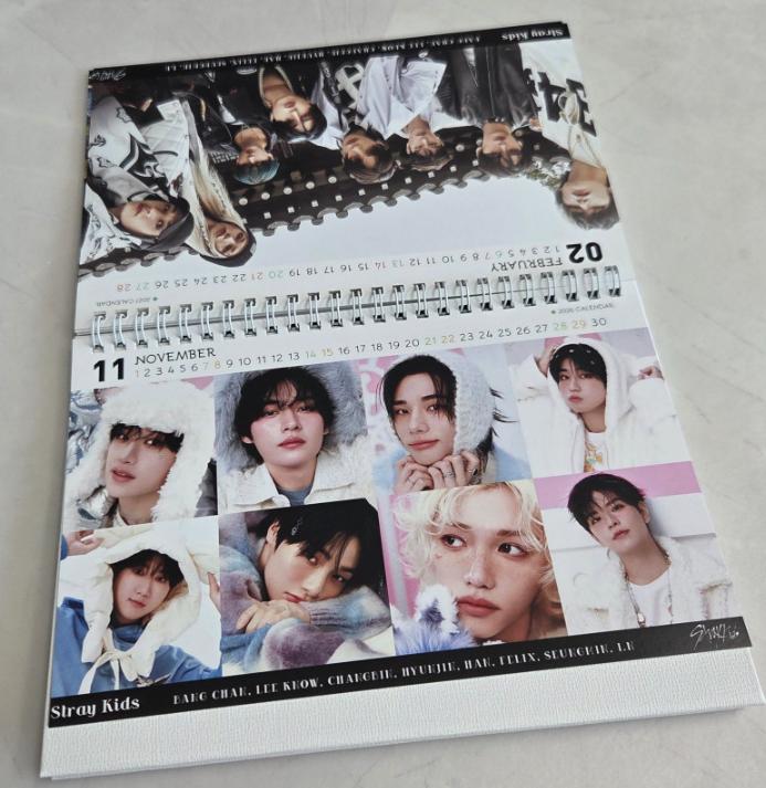 Stray Kids 2026–2027 Asztali naptár – Kétoldalas fotóalbum stílus (Véletlenszerű képek)
