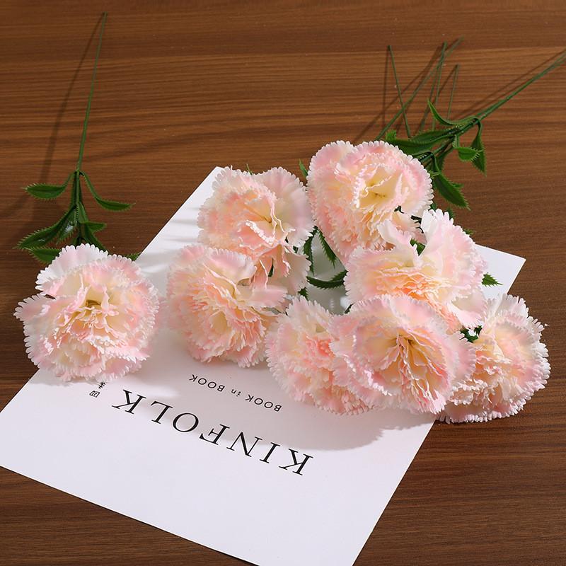 Boeket van zijden anjers voor bruiloftsdecoratie, woningpresentatie, fotografie en als cadeau.