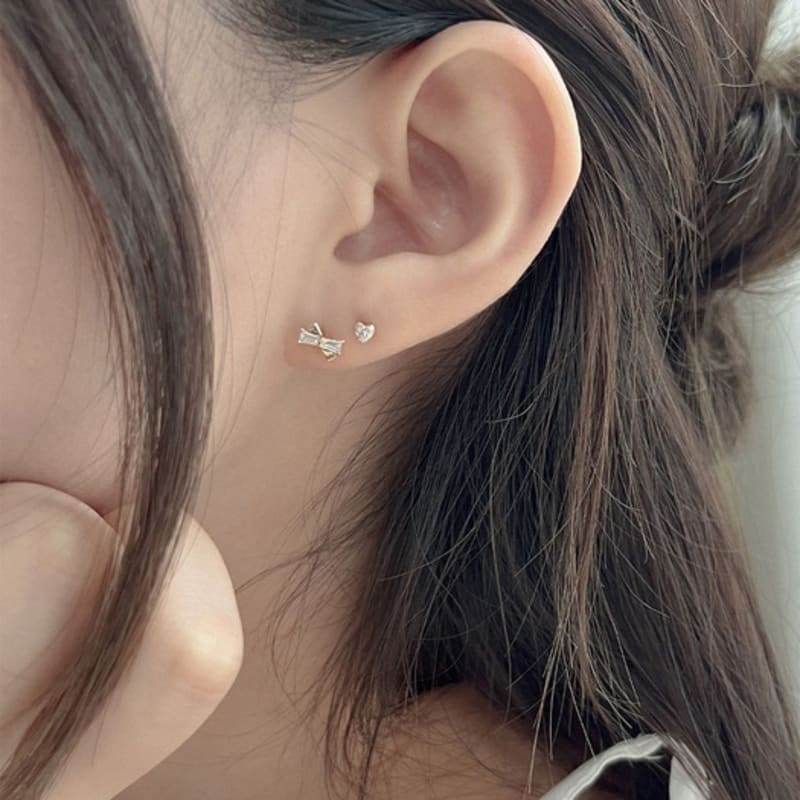 Youngglow 14k Square Cubic Ribbon Piercing