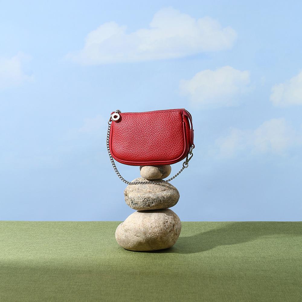 Nischen-Lederhandtasche Frühling Metallketten-Design Tasche Damen Einfache Pendeltasche Vielseitige Unterarmtasche