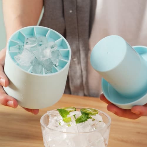 3D Silicone Cylindrical Ice Maker with Lid, Holds 60 1.3cm Ice Cubes, New Design, Easy to Discard, Small, Thin Ice Cubes, Airtight Lid, Cute, Freezer-