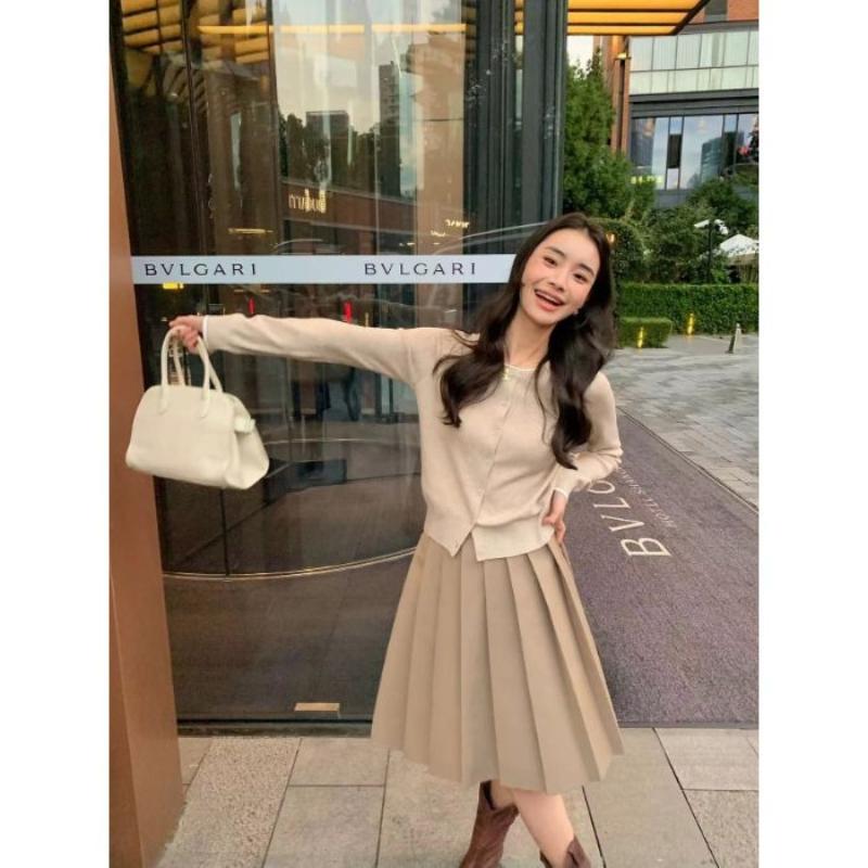 A New Knitted Cardigan for Women's Early Spring and Autumn, A Soft and Laid-back Style Top with A Round Neck and A High-end Look