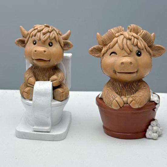 Highland Cattle Resin Statue Paper Roll Toilet Bathing Highland Cow Figurine Sculpture Home Office Desktop Decoration Ornament