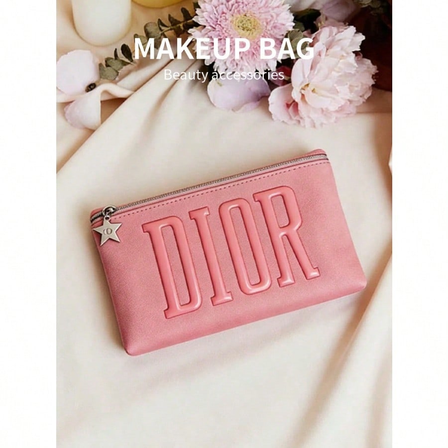 Dior 1 Pièce Sac de Maquillage Rose à Fermeture Éclair Lettres DIOR en Relief Pendentif Étoile Pochette Cosmétique Portative pour Femmes Voyage Utilisation Quotidienne