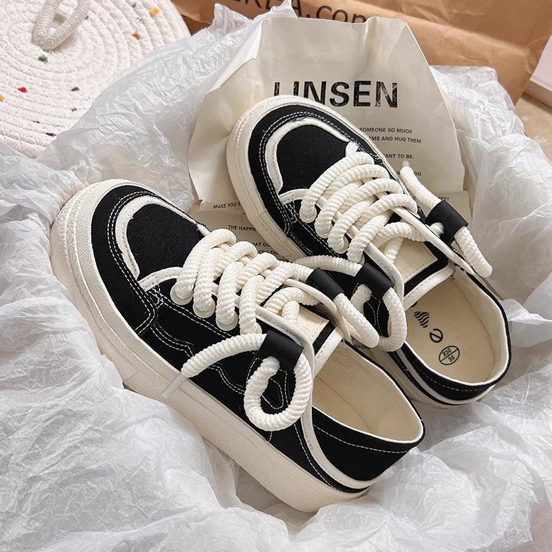 Weiße Canvas-Sneaker für Damen mit dicker Sohle, koreanischer Frühlingsstil 2024, körperbetonendes, vielseitiges Design für den Freizeitsport.