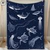1 Stück Weiche & Kuschelige Flanelldecke - Druck mit ozeanischen Meereskreaturen mit Walhai, Mantarochen, Oktopus, Schildkröten & Quallen - Dunkel B