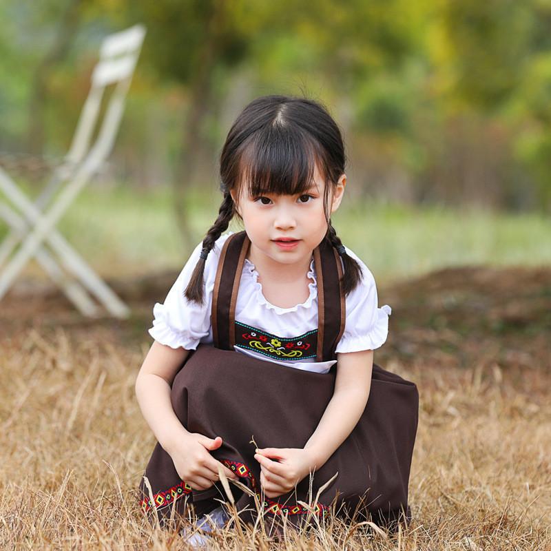 Traditionele Beierse etnische kindercosplayjurk met geborduurde patronen voor toneelvoorstellingen