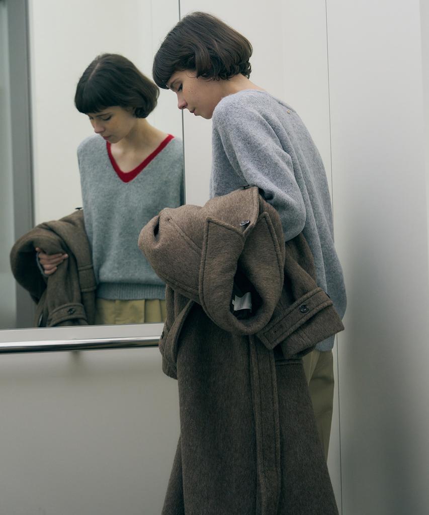 Deuloupisumeon Hairy Wool V-Neck Pullover Knit [Black]