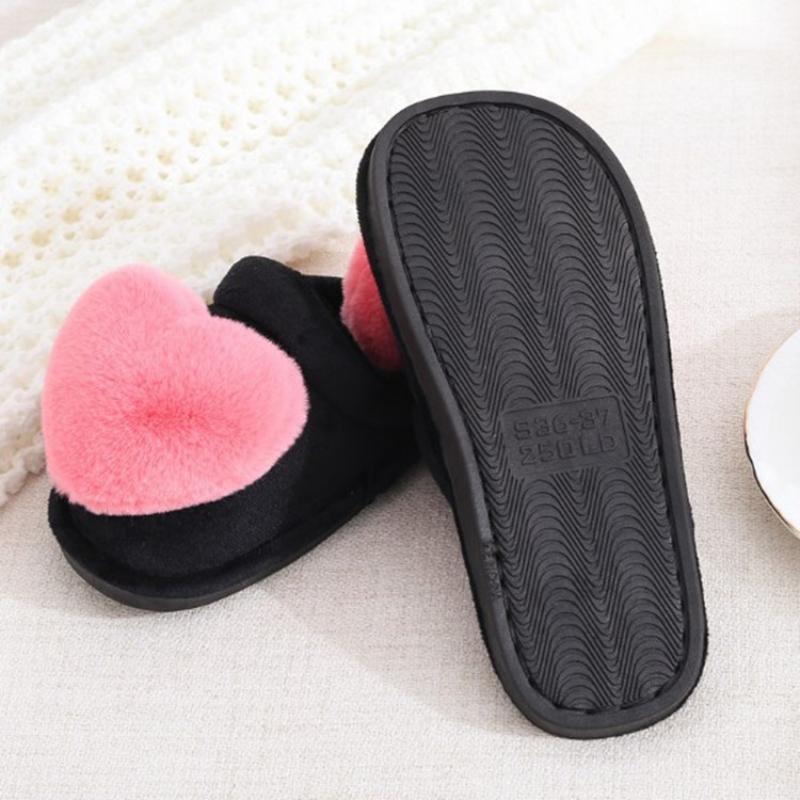 Pantoufles en forme de cœur 2024 pour femmes, chaudes, antidérapantes, à plateforme, chaussures d'intérieur, mode, mignonnes, en coton, chaussons plats