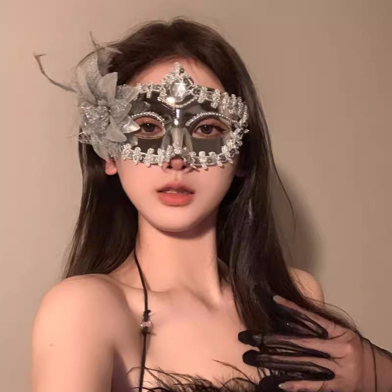 Elegant spetshalvmask med fjädrar för Halloweenfest eller maskerad