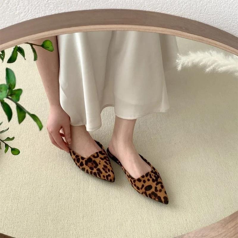 Módní dámské pantofle s špičatou špičkou, leopardím designem, mělké nazouvací, na tenkém nízkém podpatku, černé semišové, ležérní mulky, mokasíny, černé venkovní