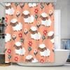Décorez votre salle de bain avec ce joli rideau de douche mouton couleur pêche rose avec des nuages blancs tout doux et des fleurs rouges !