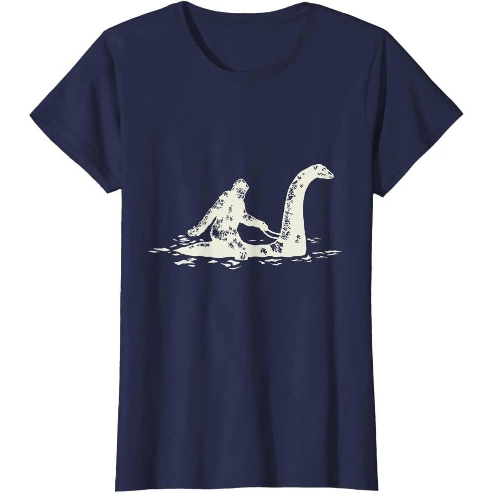 Maglietta Divertente Bigfoot Sasquatch che Cavalca il Mostro di Loch Ness