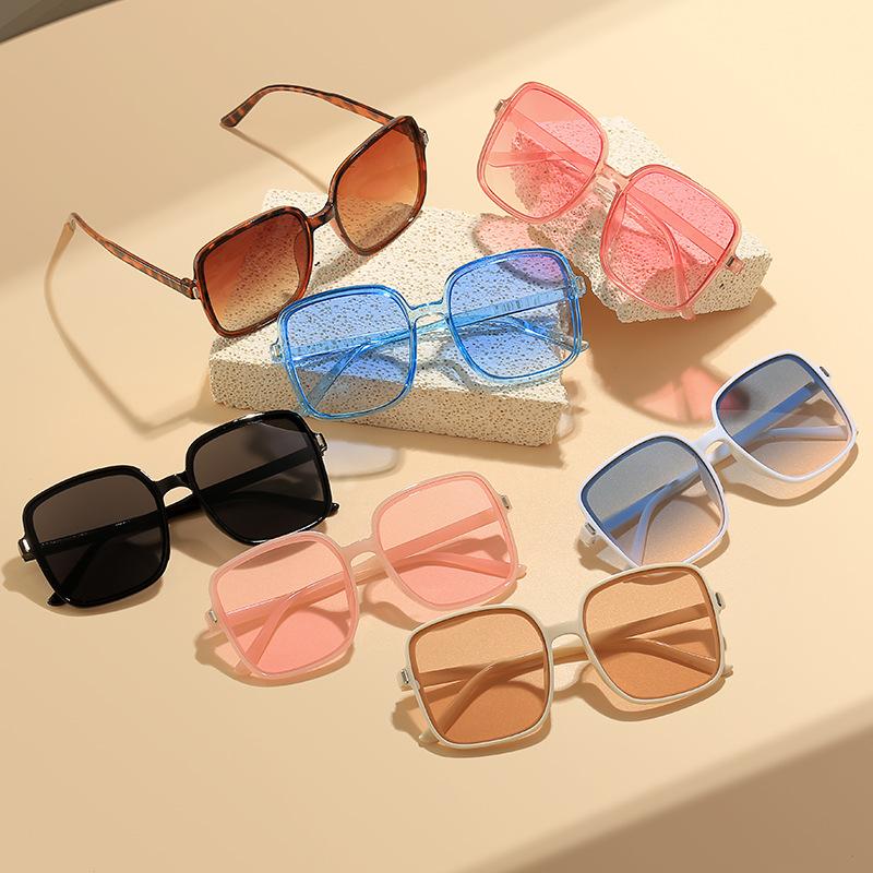 Trendy Gradient Color Lens Square Sunglasses with Nailhead Design Oversized Frame UV Protection Retro Sunglasses designed for ladies Men