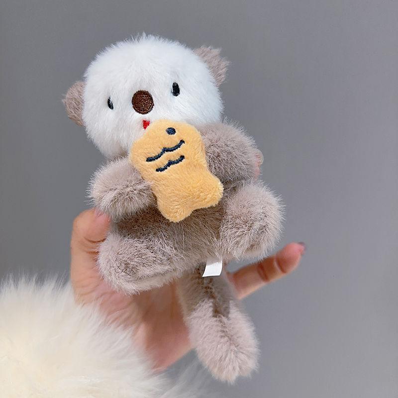 3 pièces Loutre de dessin animé avec poisson Porte-clés en peluche Charme de sac à dos Thème Océan Pendentif poupée mignonne et apaisante Petites idées cadeaux