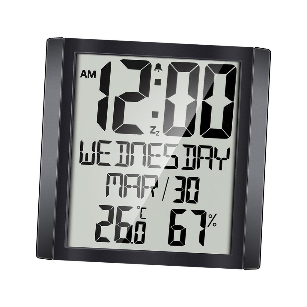 Horloge murale numérique avec alarme de 8,6 pouces pour salle de bain, à côté d'une étagère
