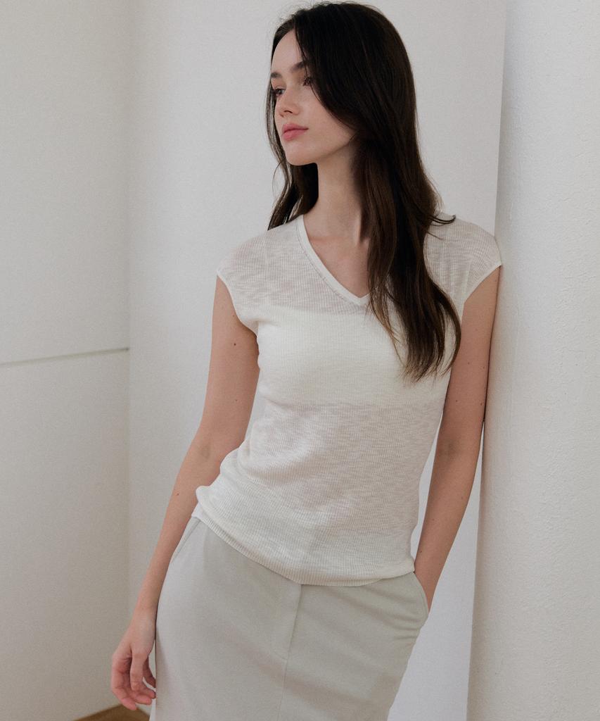 Meojiaenminggeul Rosé Soft Sheer Rib Short Sleeve V-Neck Knit Top (Ivory)