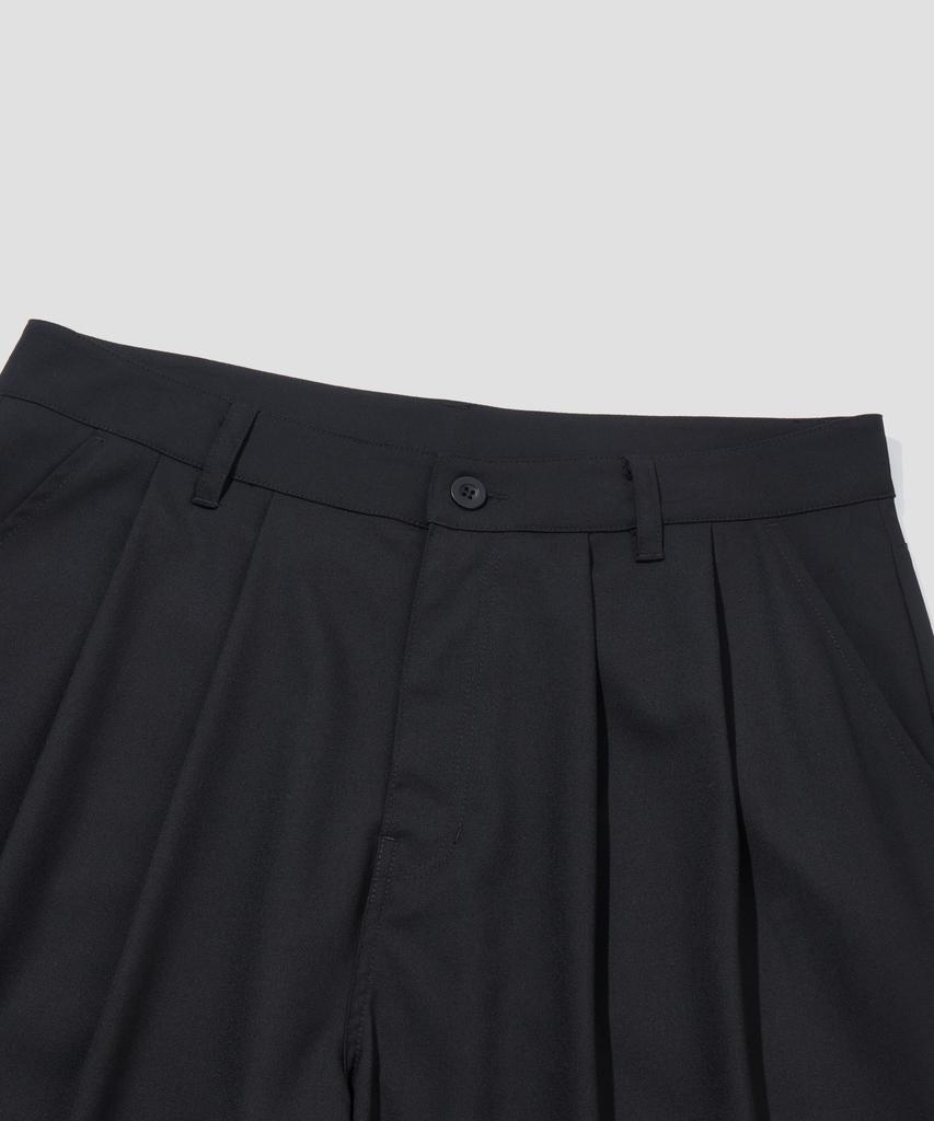 AGOD Double-Pleated Bermuda Slacks [Black]