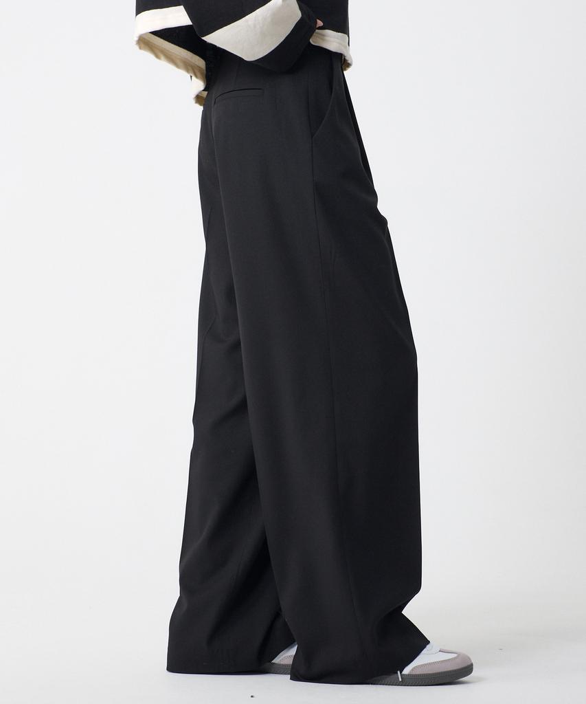 UNKNOWN PLANET Single-Pleat Semi-Wide Slacks Black