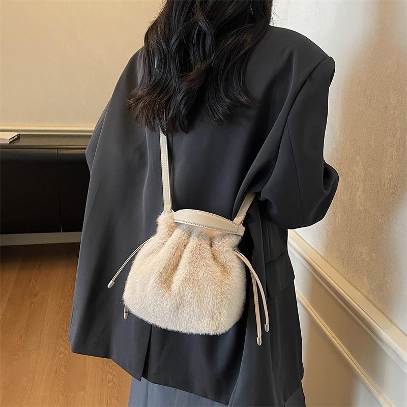 Modieuze Bucket Bag Zacht Pluche Mini Schoudertassen Voor Dames 2026 Wintertrend Pluche Handtassen Crossbody Tas