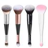 Foundation Make-up Concealer Zwei in einem Doppelkopf-Make-up-Pinsel Ein Doppelkopf-Make-up-Pinsel, der von Anfängern zum Mischen von flüssigem Puder verwendet wird