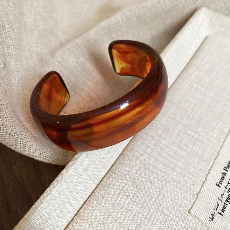 Chic European & American Geometric Acrylic Bracelet – Stylish, Versatile, High-End Hand Jewelry
