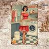 Retro Metallschild für Waschküche PinUp Girl mit Waschmaschine Humorvolles Klassisches Design für Zuhause Badezimmer Bar Garage Dekoration