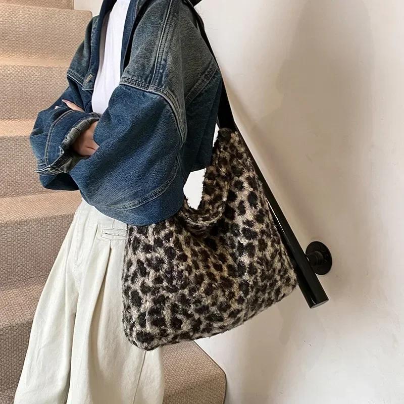 Leopard print plush bag for women large capacity autumn and winter new item furry university student class bag commuting