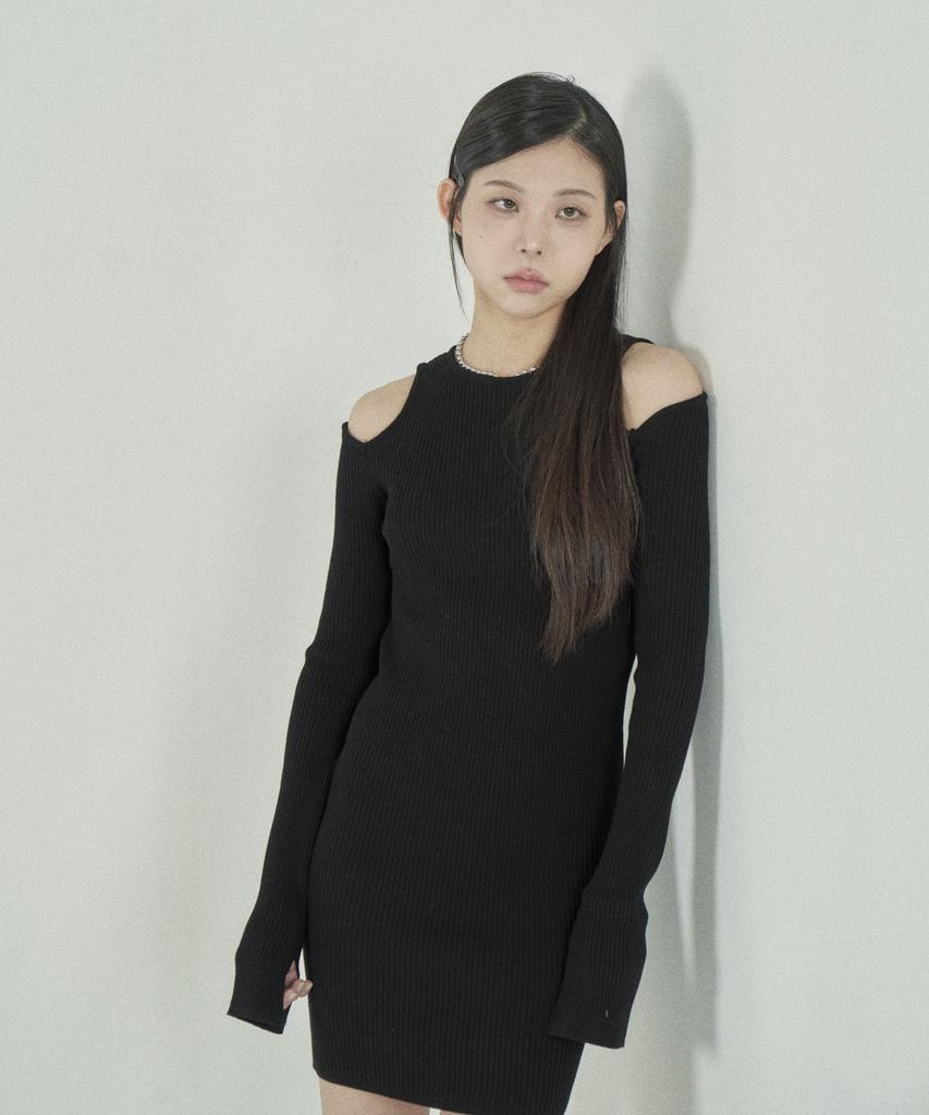 Tobaseu Slim Fit Shoulder Cutout Knit Dress (Black)