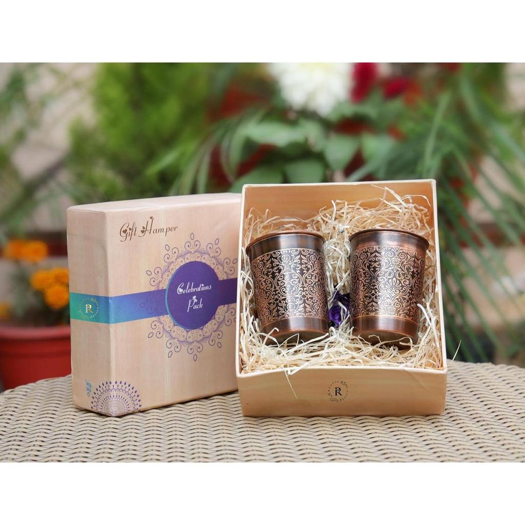 Reine Kupfergläser Geschenkbox Set mit 2 | Handgefertigt Antik-Finish Geprägter Becher | Glas zum Trinken mit AYURVEDA Gesundheitsvorteilen