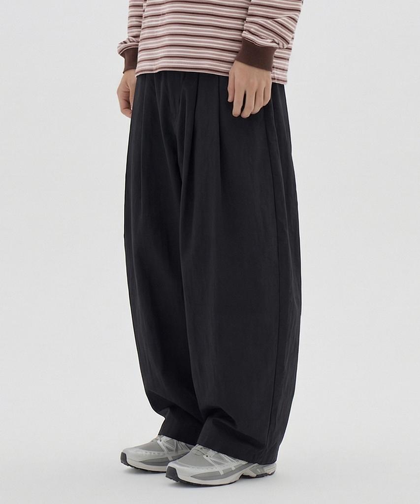 URBANAGE Balloon Fit Curved Pintuck Cotton Elastic Waist Pants_Black
