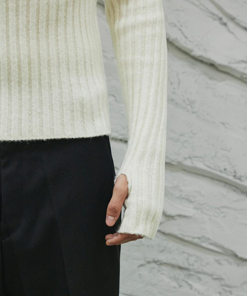 SIGNATURE Fingerhole Turtleneck Knit [Ivory]