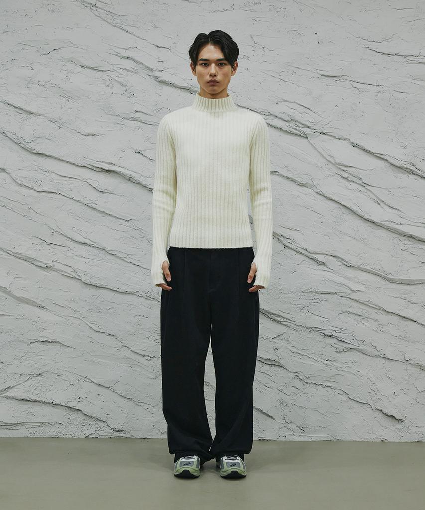 SIGNATURE Fingerhole Turtleneck Knit [Ivory]