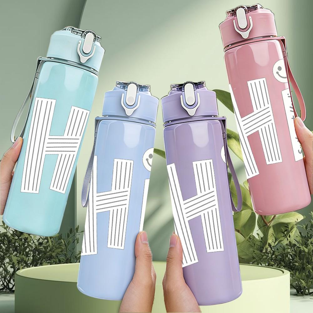 1PC Hi Simple Letter Text Art Print 750ml Color Plastic Sports Water Bottle Leakproof Flip Straw Lid Suitable for Sports Office Home Use