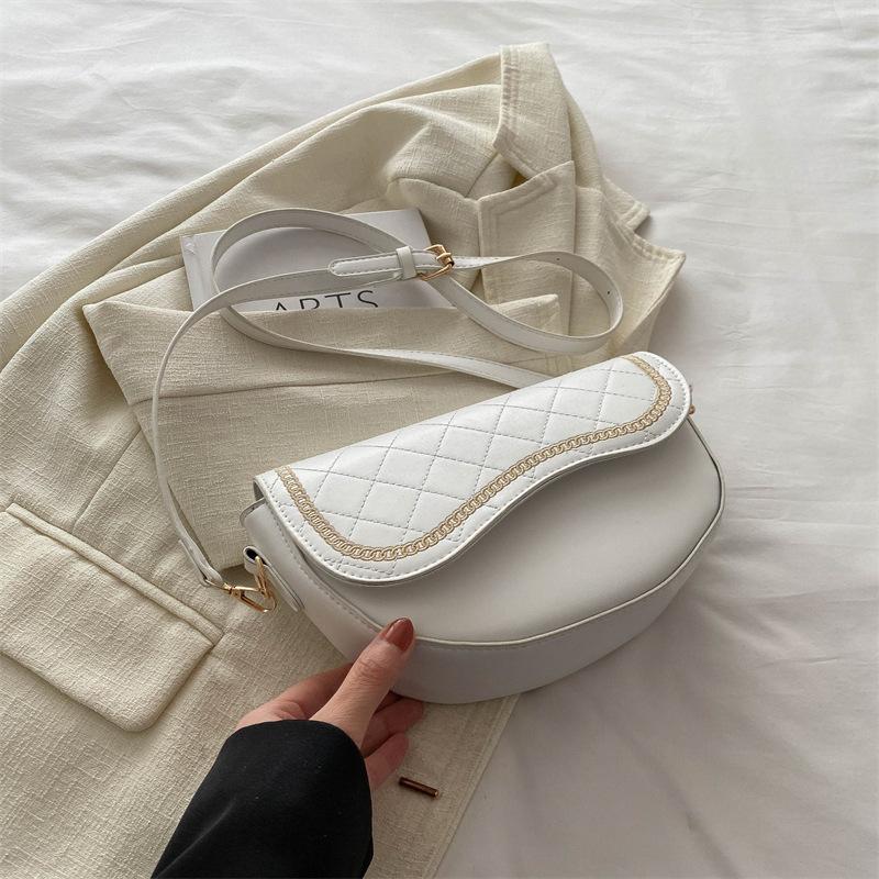 New Fashion Casual and Beautiful Fashion Chain Crossbody Bag Shoulder Saddle Bag Underarm Bag