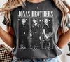 חולצת טי שירט קצרת שרוולים בצבע פחם של Jonas Brothers Tour 2025 KV39618 Unisex