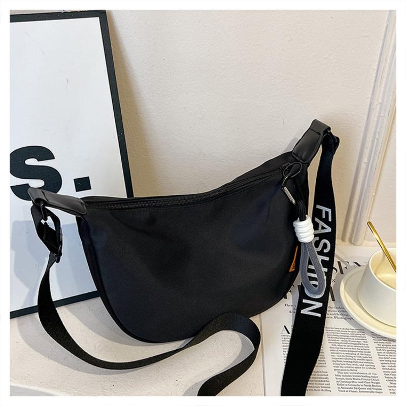 Geräumige Nylontaschen-Damen Herbst Winter Neuer Trend Mode Vielseitige Einfarbige Umhängetasche Halbmondtasche