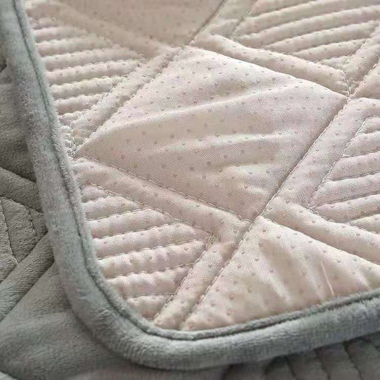 Serviette de canapé courte en peluche de couleur grise, housse de canapé matelassée épaisse et antidérapante, housse de canapé européenne pour le salon