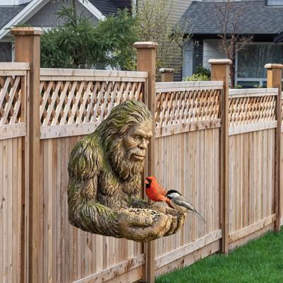 Sasquatch Vogelhäuschen Harz Sasquatch Skulptur Outdoor Futterspender Skelett Dekorative Vogelhäuschen für Baum Hinterhof Garten Kunstdekoration