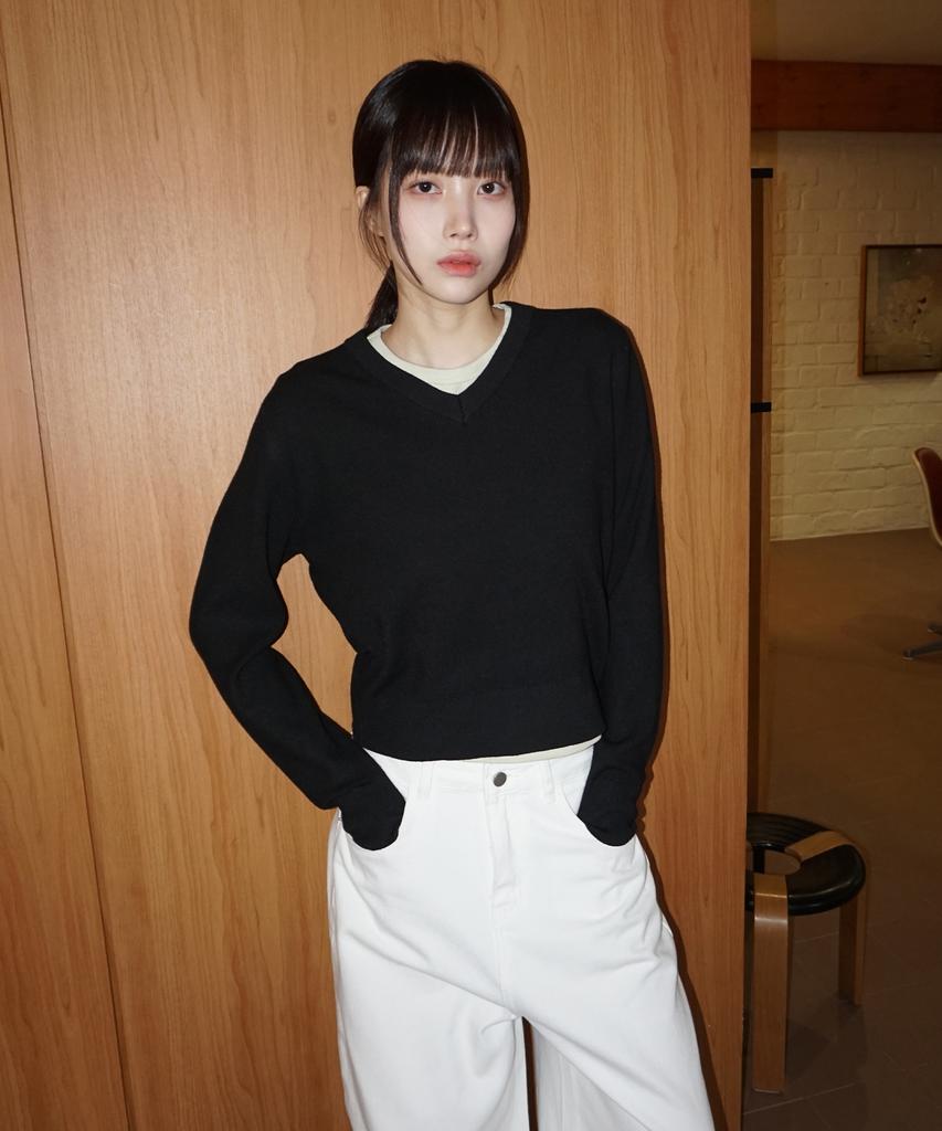 MOOD INSIDE WOMAN (Woman) Essential Mood Crop V-Neck Knit_Ivory (B Type)
