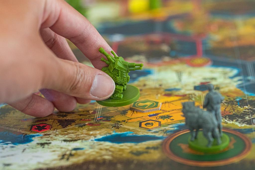 Scythe da Stonemaier Games: Expansão Invasores de Longe (Requer Foice) 1-7 Jogadores, 90-140 Minutos de Tempo de Jogo, Idades 14+