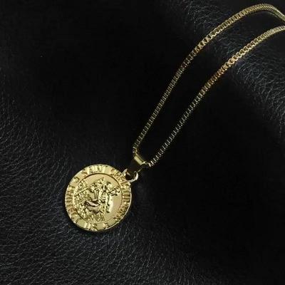 Collana Pendente Lettera Rotonda High-End Moda Gesù Viaggiatore Custode Benedizione Gioielli Creativi Versatili alla Moda Vendita all'Ingrosso