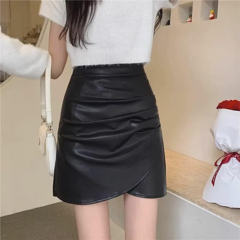 Minifalda Negra de Cuero de Cintura Alta en Línea A para Mujer - Otoño/Invierno, Corte Ajustado, Anti-Exposición, Petite, Estilo Coreano