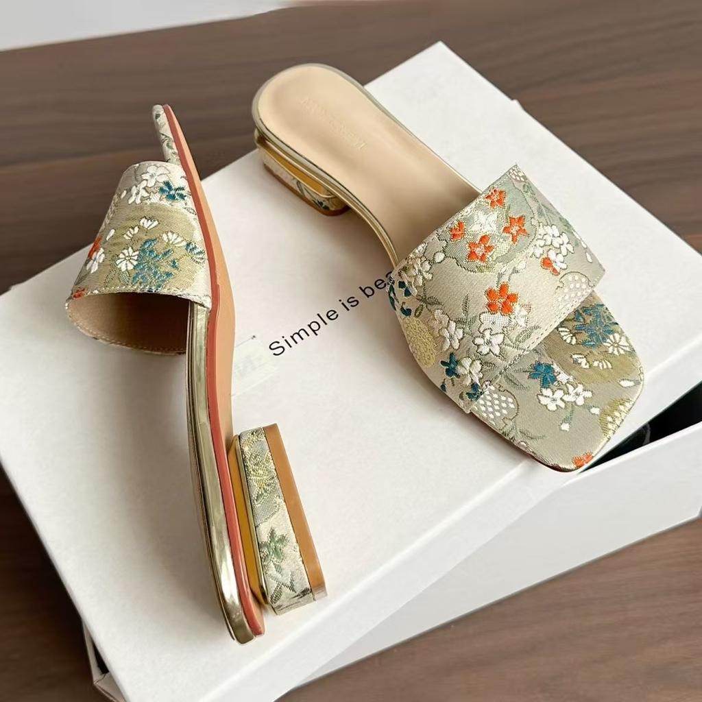 Chaussons d'été pour femmes Nouveau style ethnique Talon bas Bout ouvert Semelle souple Antidérapants Chaussons d'extérieur Sandales à talon bloc tendance