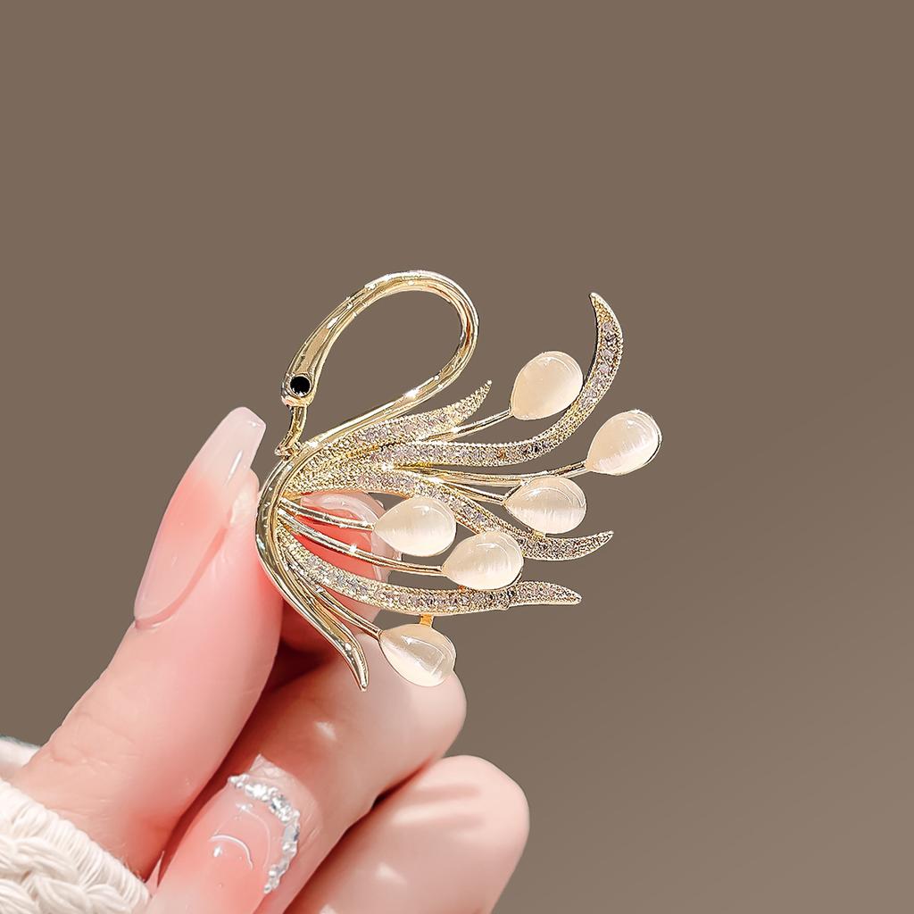 Fashion Brooch Female Highend Corsage Antilight Butterfly Brooch Highend Niche Corsage